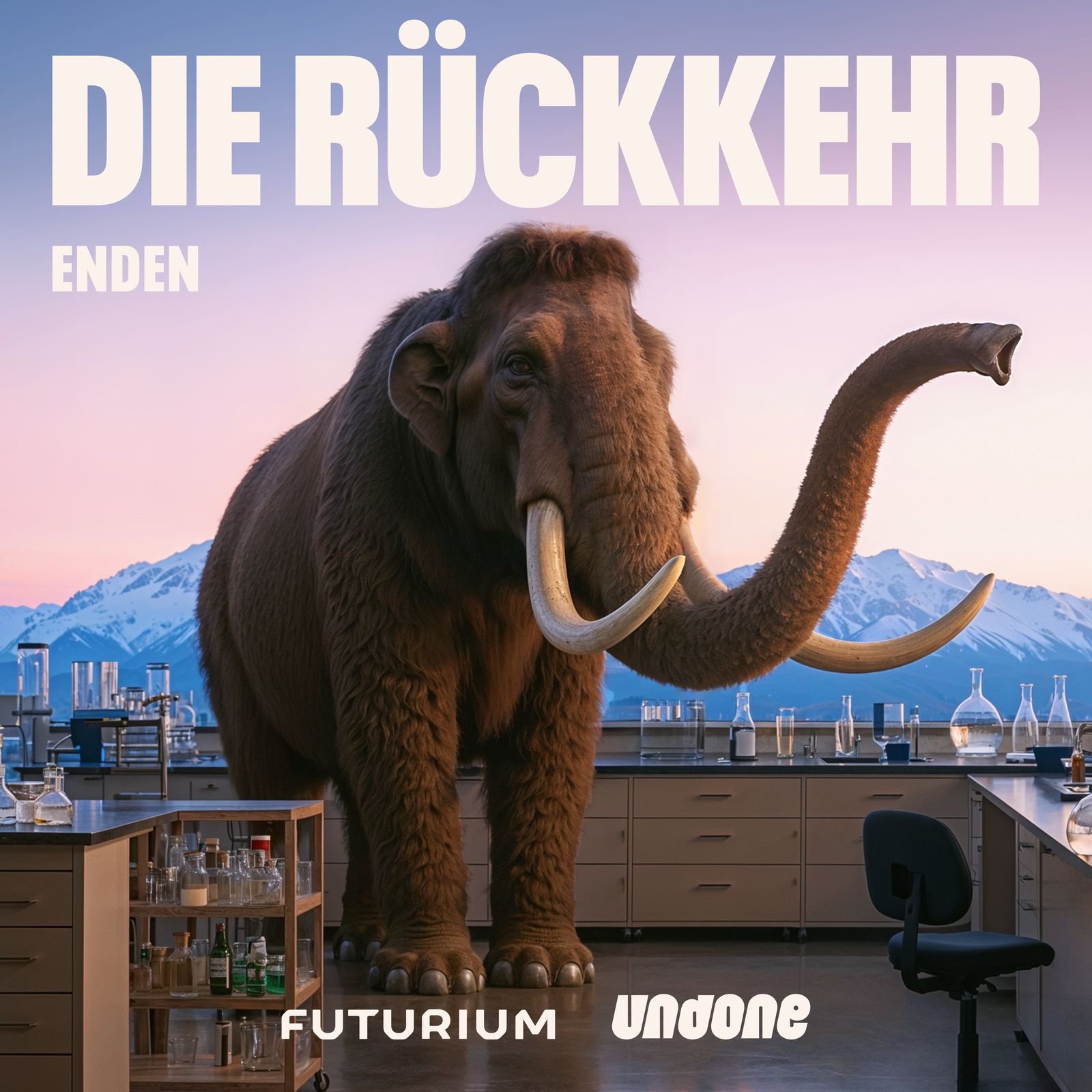 odswGdz_ Ein quadratisches Podcastcover auf dem ein großes braunes Mammut zu sehen ist. Im Hintergrund Berge. Oben drüber der Schriftzug